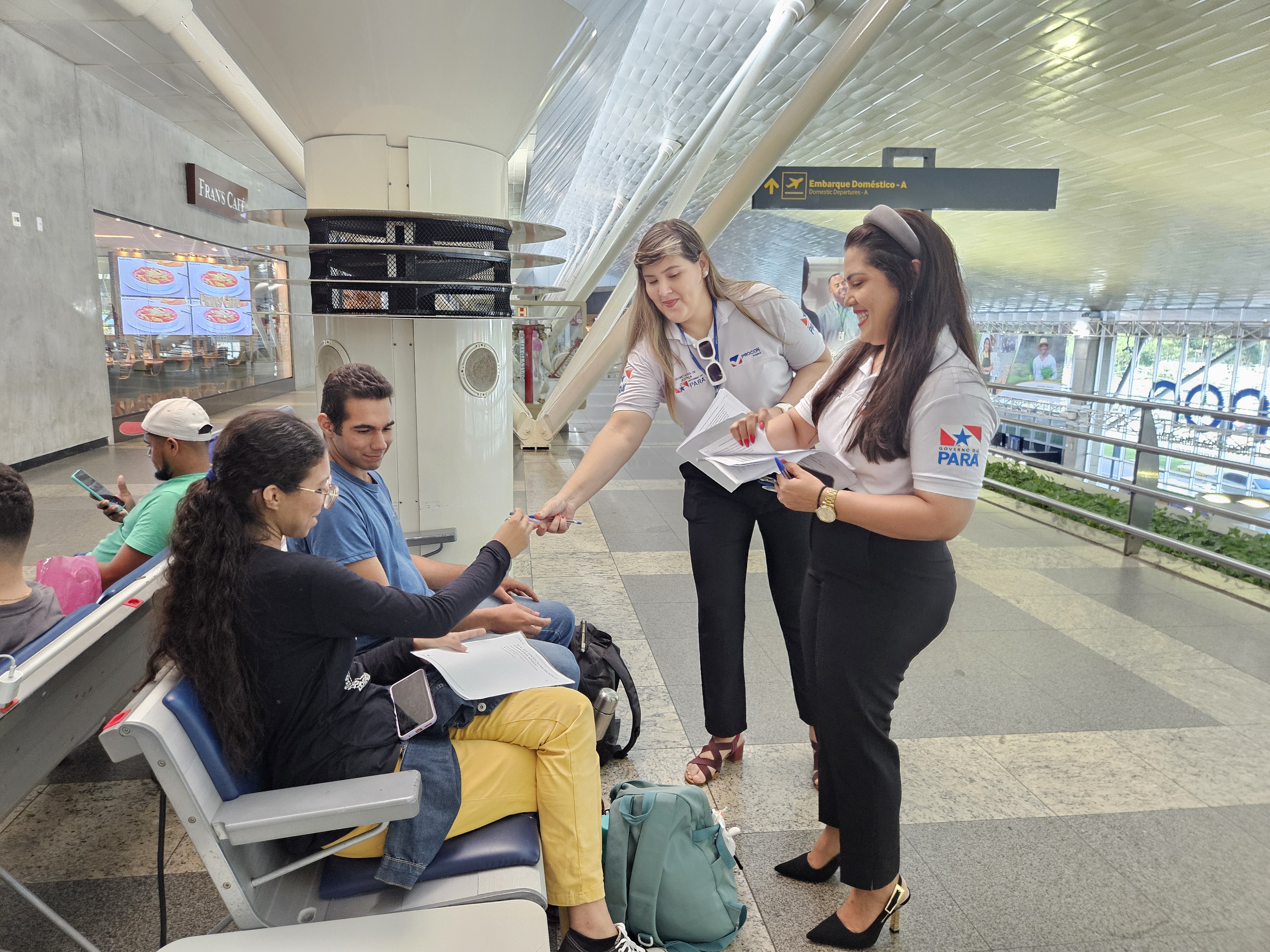 Procon Pará entrega pesquisa a passageiros no aeroporto
