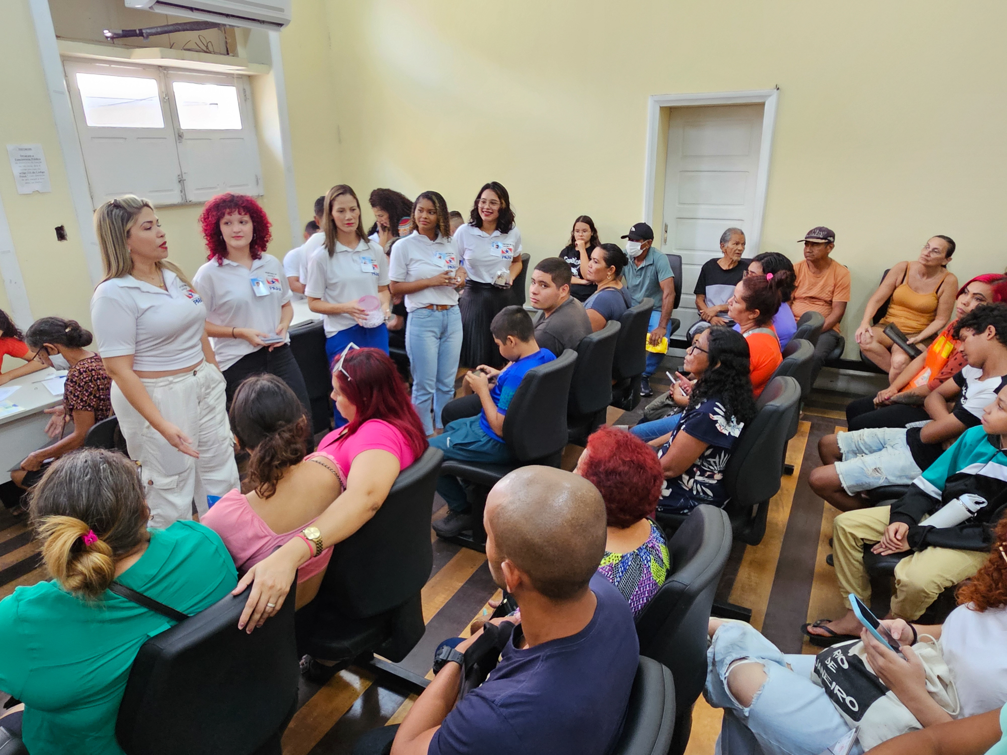 Psicólogas conversam com o público